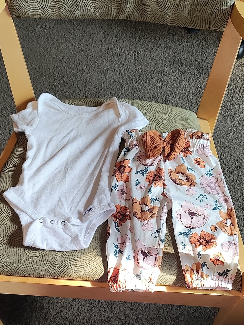 Gerber White Baby Bodysuit and Floral Pants Set - Unbranded